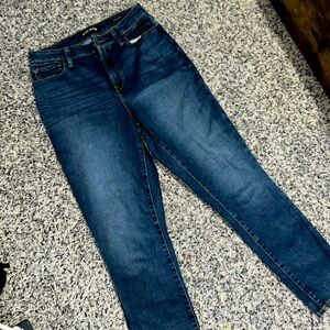 Woman’s DKNY Delancy high rise skinny blue denim jeans. Size  29w or 8.
